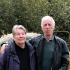 Senior Auf dem Foto sieht man ein älteres Ehepaar vor einem Heuballen in natürlicher Umgebung.
